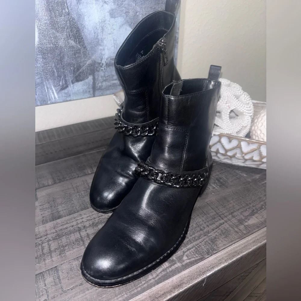 COACH ADELLA CALF LEATHER CHAIN WOMENS FLAT ANKLE BOOT SHOES sZ 7​ - Picture 2 of 11